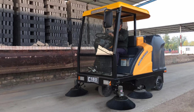 C180駕駛式掃地車(chē)服務(wù)于某磚廠(chǎng)